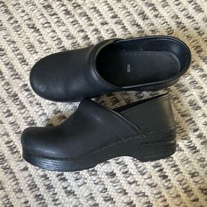 Dansko Black Oiled Leather Clog, Wide Pro, size 38 (7/7.5)